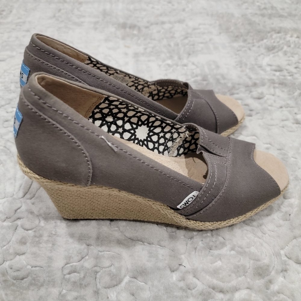 8.5 Tom's wedges shoes